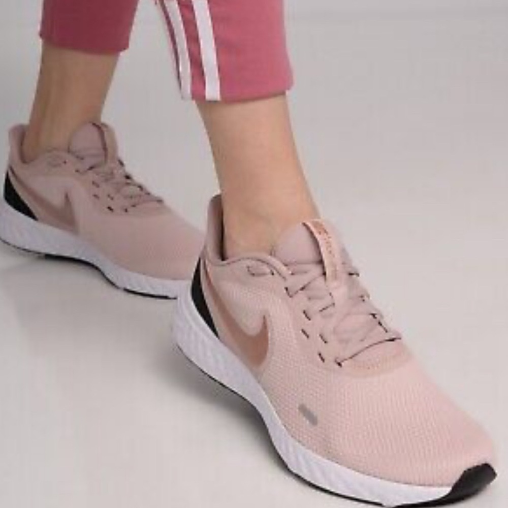 Nike Women’s Revolution 5 Barely Rose